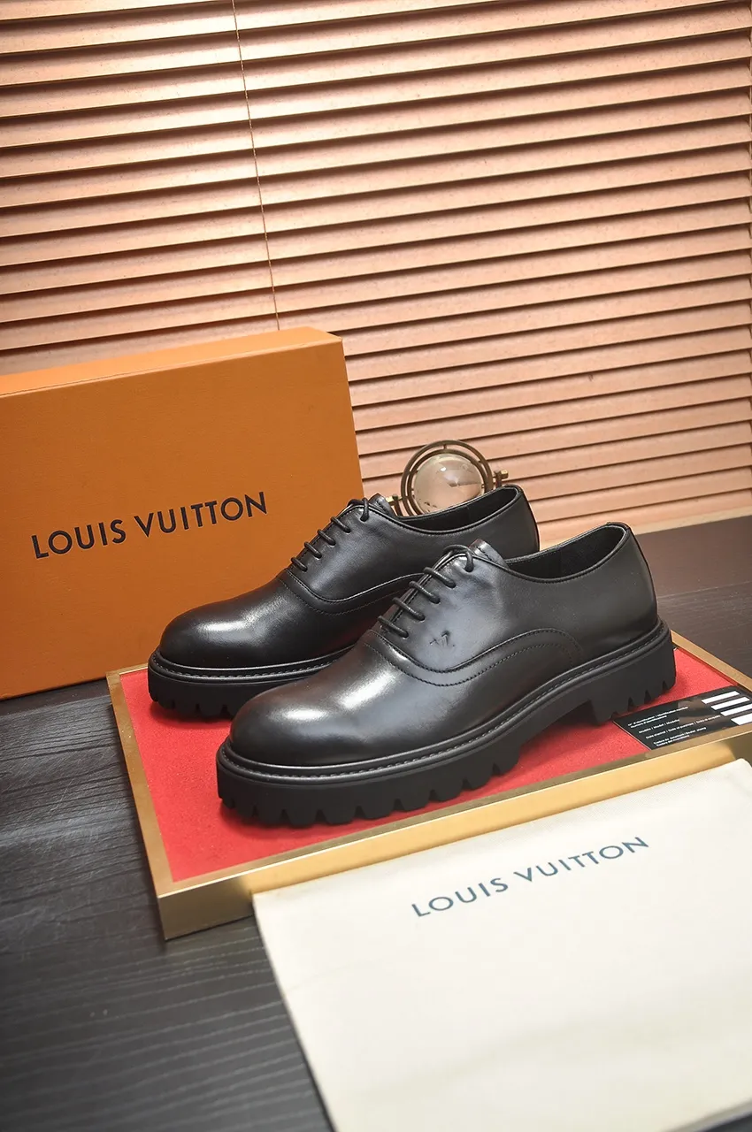 Men's men's shoes 💰640💶 [LV] (original single cowhide lining) 🍀LV's latest genuine leather business suit shoes are launched simultaneously on the official website. The first-layer cowhide imported from Italy is made of heavy gold, 💥official website 1:1 rubber outsole. Versatile to wear, high-end without losing class, and the color combination is extraordinary. This four-season style is alluring when worn on your feet, showing off your big-name flair. Standard code 38-45 (45 customized)